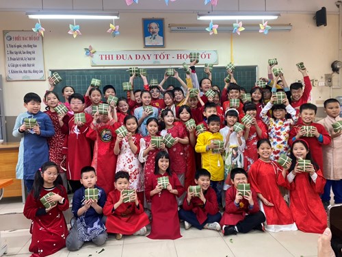 Hoạt động trải nghiệm gói bánh chưng của học sinh lớp 4A1 Trường Tiểu học Giang Biên