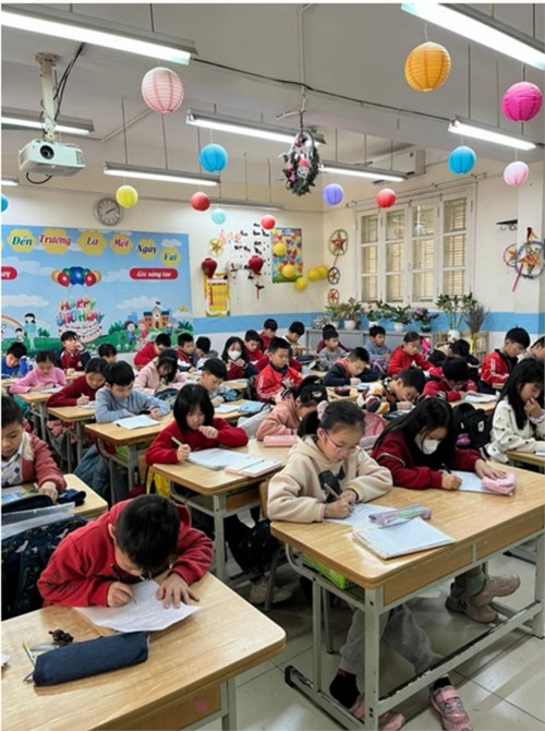 Học sinh khối 4 Trường Tiểu học Giang Biên hoàn thành bài đánh giá giữa kì II