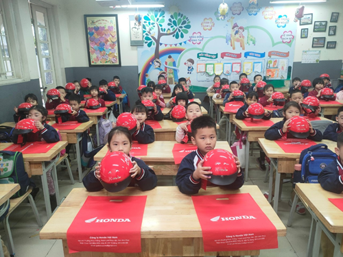 Trường Tiểu học Giang Biên tặng mũ bảo hiểm xe máy cho hơn 200 học sinh lớp 1.