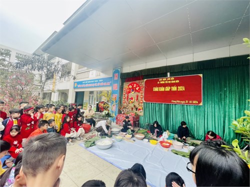 Hoạt động gói bánh chưng ngày tết tại Trường Tiểu học Giang Biên