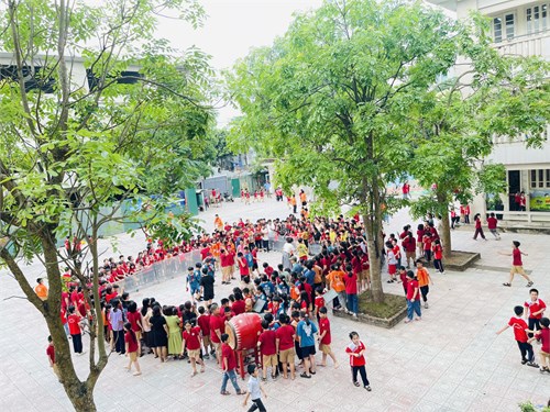 Ngày thứ Sáu đầy niềm vui – Trường Tiểu học Giang Biên tổ chức trò chơi dân gian “Bịt mắt bắt vịt”