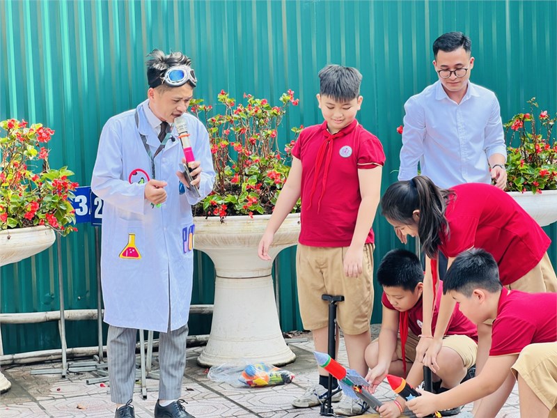 Toàn thể học sinh trường Tiểu học Giang Biên tham gia chuyên đề STEM  Sức mạnh tàng hình 