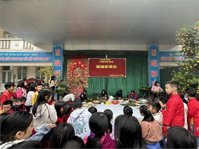 Học sinh trường Tiểu học Giang Biên tham quan quy trình gói bánh chưng dịp Tết.
