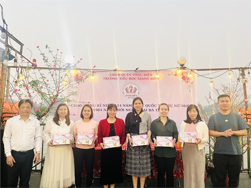 Nhà trường và Công đoàn trường Tiểu học Giang Biên tổ chức gặp mặt Đoàn viên công đoàn nhân ngày 8/3