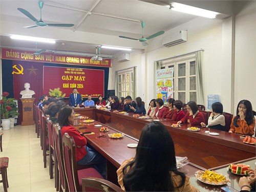 Trường Tiểu học Giang Biên tổ chức gặp mặt cán bộ giáo viên - nhân viên trường dịp khai xuân