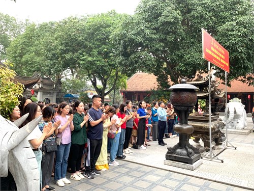 Trường Tiểu học Giang Biên tổ chức buổi hoạt động ngoài giờ cho học sinh