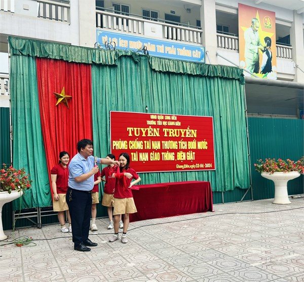 Tuyên truyền phòng chống tai nạn thương tích đuối nước, giao thông, điện giật tại trường Tiểu học Giang Biên.
