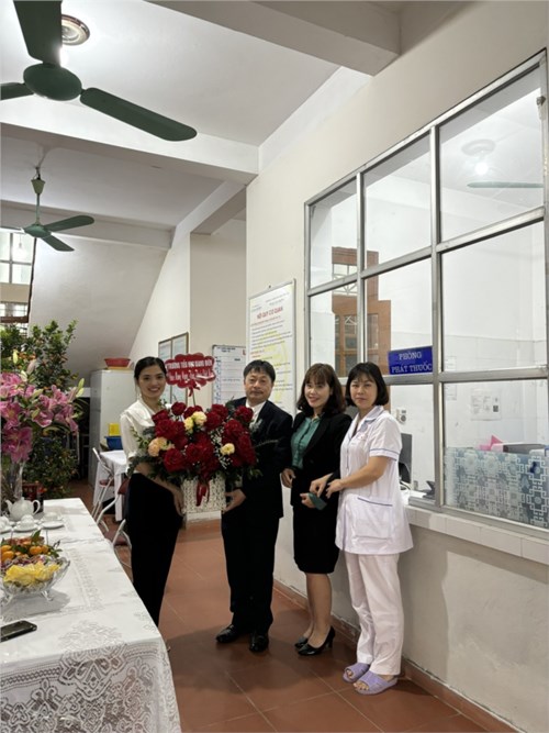 Đại diện Ban giám hiệu, nhân viên y tế  chúc mừng cơ sở y tế phường Giang Biên nhân ngày Thầy thuốc Việt Nam