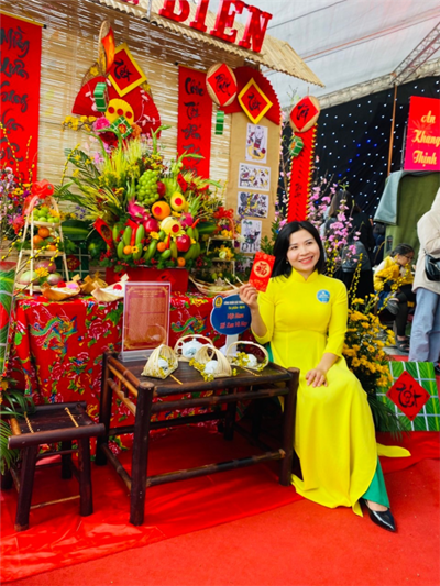 Đồng chí Nguyễn Thu Hiền – Giáo viên Mĩ thuật giành giải Nhất 
phần thi Bày mâm ngũ quả trong chương trình “Tết sum vầy – Xuân chia sẻ” và “Chợ Tết Công đoàn”