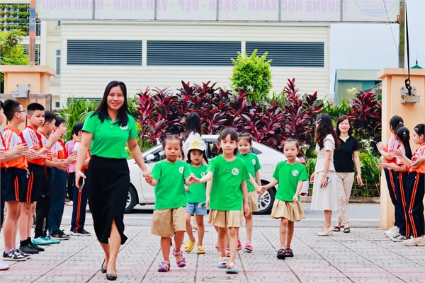 Trường Tiểu học Gia Thượng đón 200 em học sinh trường Mầm non Bắc Cầu và Mầm non Bắc Biên tới tham quan trường