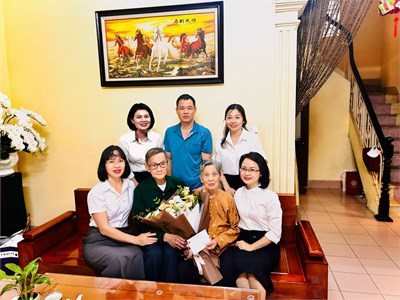 Thăm và tặng quà chúc mừng các gia đình CBGVNV có thân nhân là chiến sĩ Điện Biên Phủ