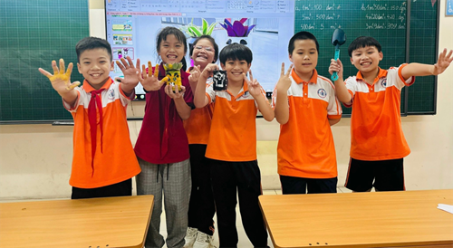 Trường Tiểu học Lê Quý Đôn phát động phong trào tái chế chai nhựa làm chậu cây xanh