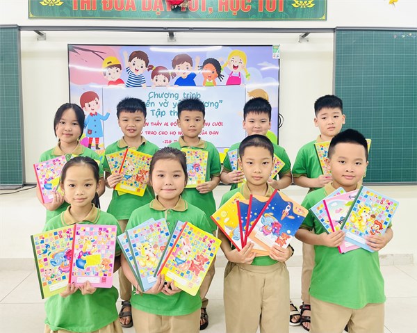 Liên đội trường Tiểu học Long Biên tham gia chương trình “Quyển vở yêu thương”