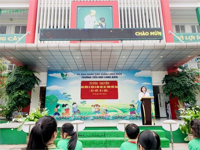 Liên đội trường Tiểu học Long Biên tuyên truyền chào mừng kỉ niệm 49 năm Ngày Giải phóng miền Nam 30/4/1975.
