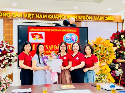 Chi bộ Trường Tiểu học Long Biên tổ chức Lễ kết nạp đảng viên mới