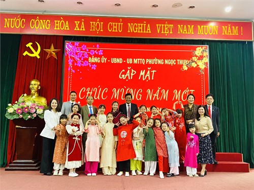 Đội Ca khúc Măng non biểu diễn phục vụ hội nghị gặp mặt chúc mừng năm mới của UBND phường Ngọc Thụy