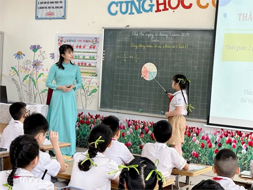 Cô giáo Đinh Ngọc Linh hoàn thành tốt tiết dạy trong cuộc thi Giáo viên dạy giỏi cấp Quận năm học 2023-2024