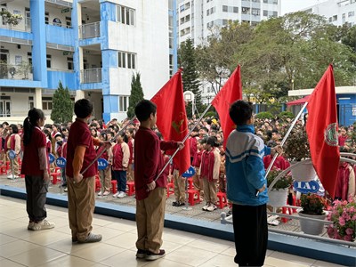 Sinh hoạt dưới cờ với cơn mưa giải thưởng của học sinh trường Tiểu học Nguyễn Bỉnh Khiêm.