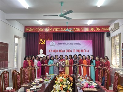 Chào mừng ngày Quốc tế Phụ nữ 8-3 cùng cô trò trường Tiểu học Nguyễn Bỉnh Khiêm.