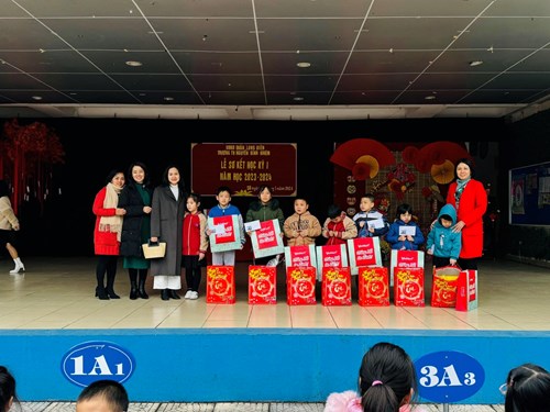 Trường Tiểu học Nguyễn Bỉnh Khiêm tặng quà cho học sinh nghèo, có hoàn cảnh khó khăn nhân dịp Tết Nguyên đán Giáp Thìn 2024