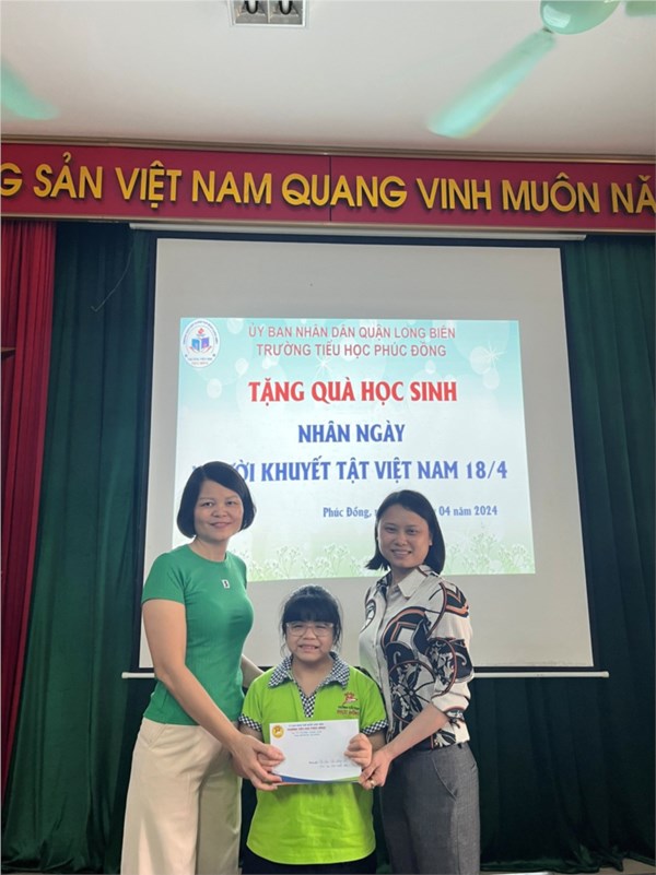 Trường tiểu học Phúc Đồng tặng quà học sinh khuyết tật nhân ngày Người khuyết tật Việt Nam