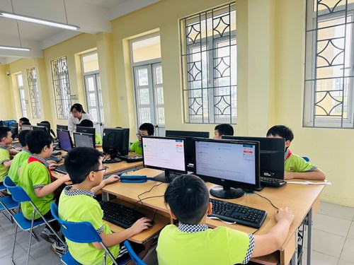 Học sinh trường TH Phúc Đồng tham gia thi tiếng anh cuối học kì II trên máy tính