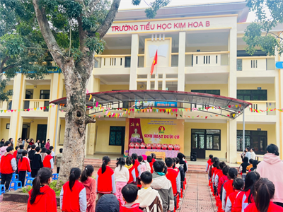 Thầy cô giáo trường Tiểu học Phúc Lợi tặng quà cho học sinh trường Tiểu học Kim Hoa B nhân dịp xuân Giáp Thìn