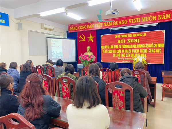 Đảng viên chi bộ Tiểu học Phúc Lợi tham dự Hội nghị “Học tập và làm theo tư tưởng, đạo đức, phong cách Hồ Chí Minh” năm 2024.