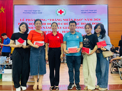 Cán bộ giáo viên nhân viên trường Tiểu học Thạch Bàn A tham gia “Ngày chủ nhật đỏ” hiến máu tình nguyện năm 2024 phường Thạch Bàn