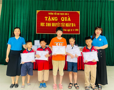 Trường Tiểu học Thạch Bàn A tặng quà cho học sinh khuyết tật nhân Ngày người khuyết tật Việt Nam 2024