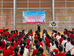 Học sinh trường Tiểu học Thạch Bàn A hào hứng tham gia buổi truyền thông cung cấp kiến thức về chăm sóc sức khỏe sinh sản vị thành niên và kỹ năng phòng, chống xâm hại tình dục trẻ em