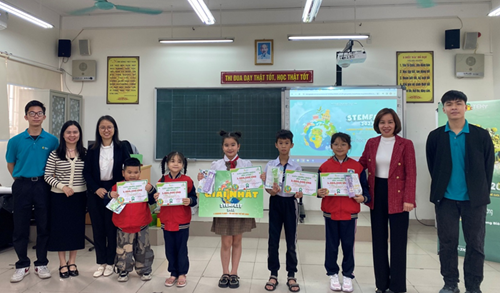 Các em học sinh trường Tiểu học Thạch Bàn B sôi nổi tham gia Sân chơi Stemfest năm học 2023 - 2024.