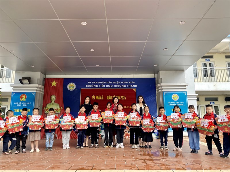 Trường Tiểu học Thượng Thanh tặng quà Học sinh có hoàn cảnh khó khăn và gia đình nạn nhân chất độc da cam nhân dịp Xuân Giáp Thìn 2024