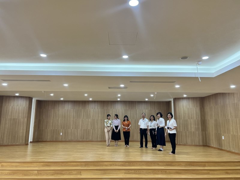 Đồng chí Phó Chủ tịch UBND Quận Đinh Thị Thu Hương kiểm tra công tác chuẩn bị năm học mới 2023-2024 tại một số trường Chất lượng cao của Quận