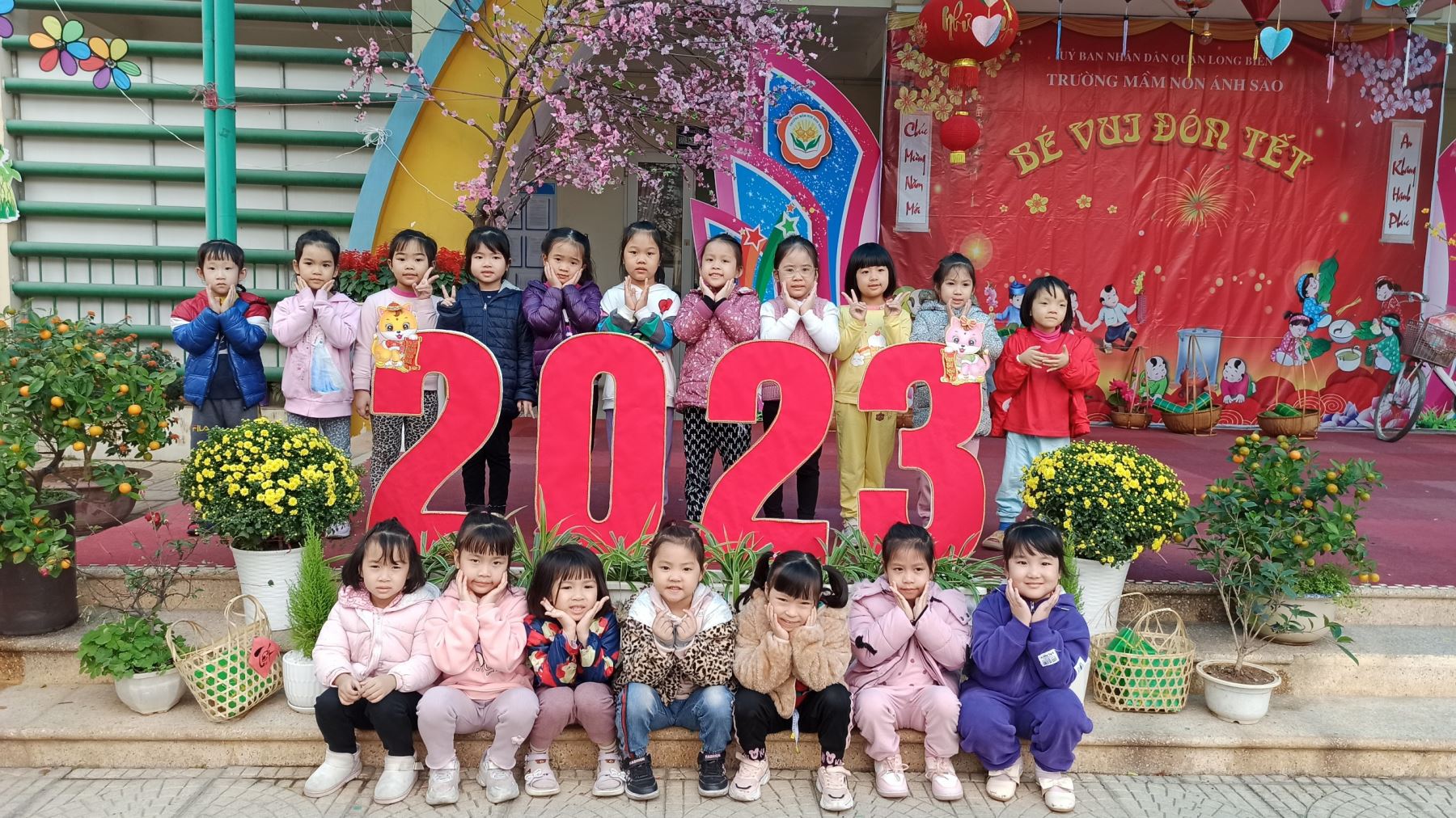 Hình ảnh các bé lớp MGL A1 chụp ảnh lưu niệm trên sân khấu trang trí đón Tết 2023