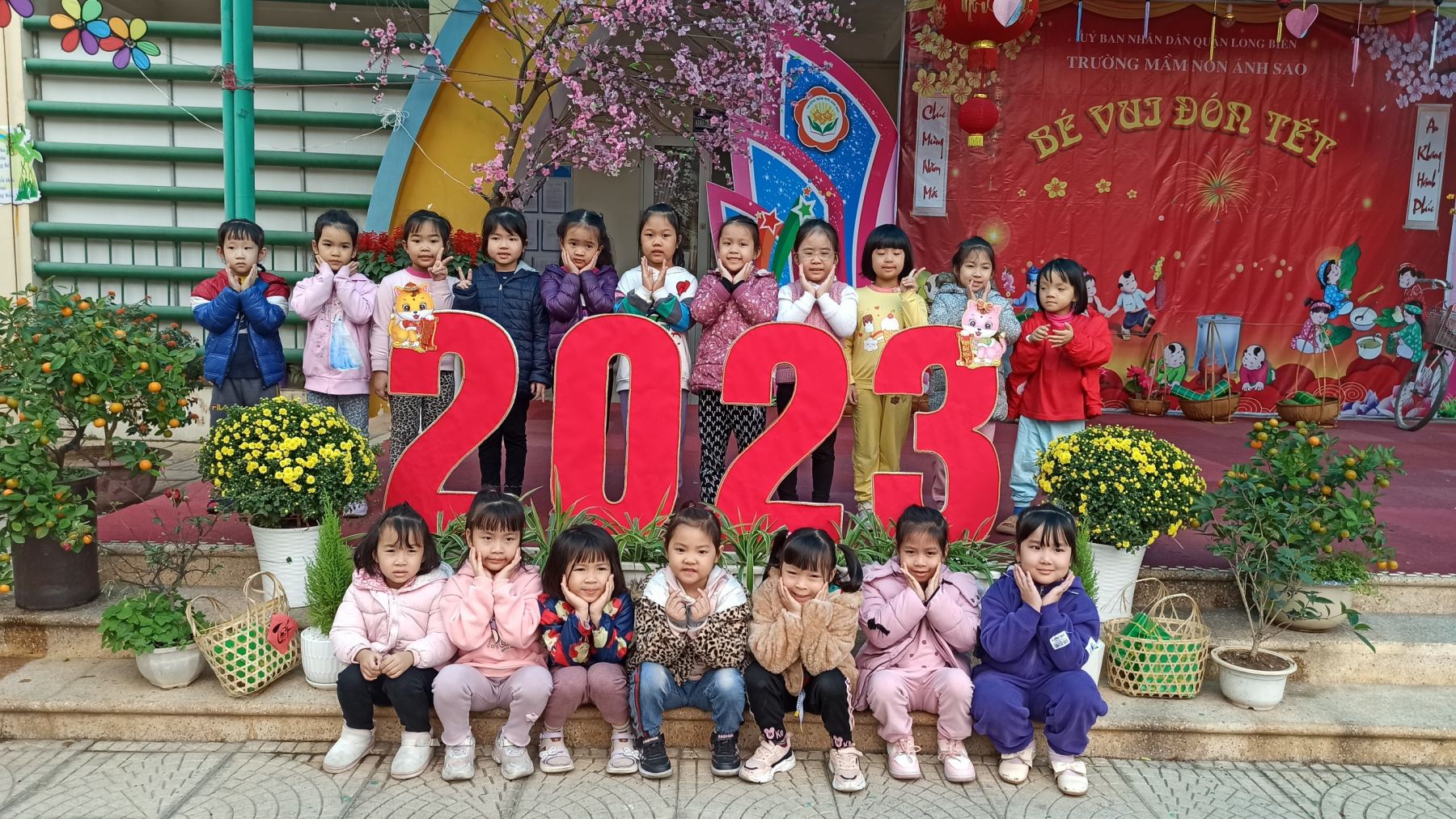 Hình ảnh các bé lớp MGL A1 chụp ảnh lưu niệm trên sân khấu trang trí đón Tết 2023