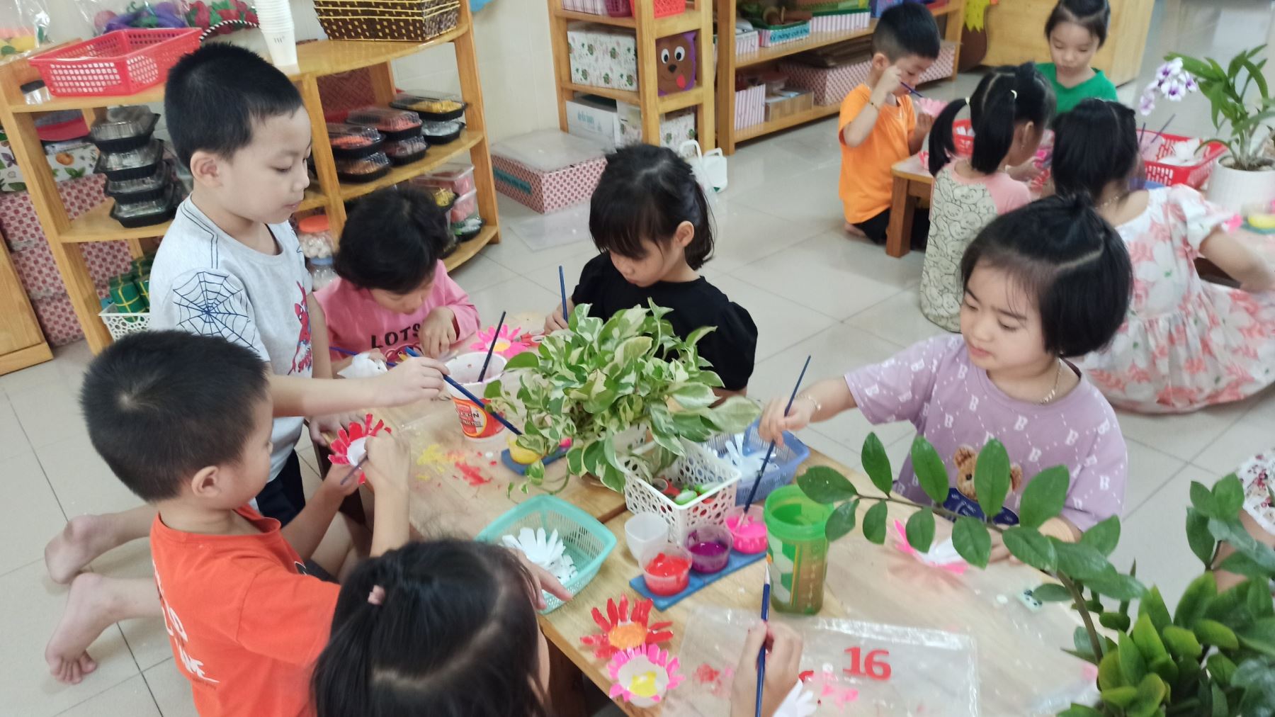 Cùng các bé lớp MGL A1 làm thiệp hoa tặng bà và mẹ nhân ngày 20/10