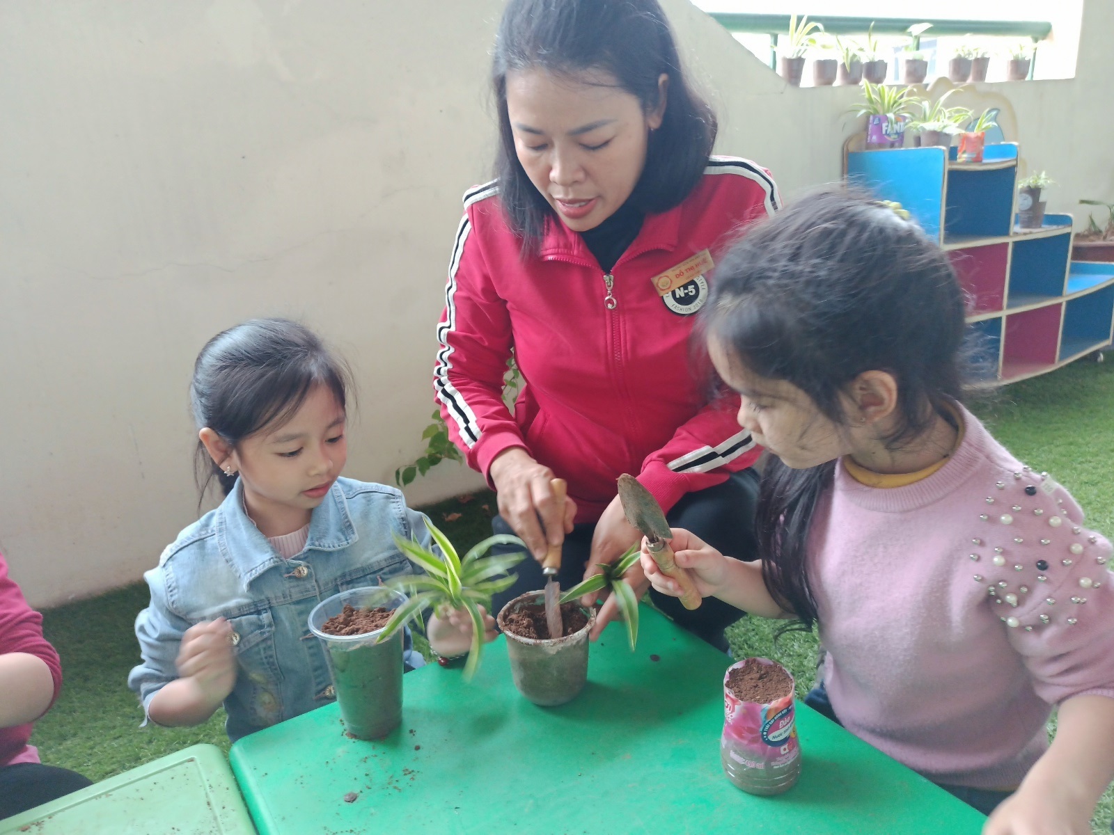 Mùa xuân là Tết trồng cây - Hãy cùng trồng cây với các bé lớp A1 nhé!