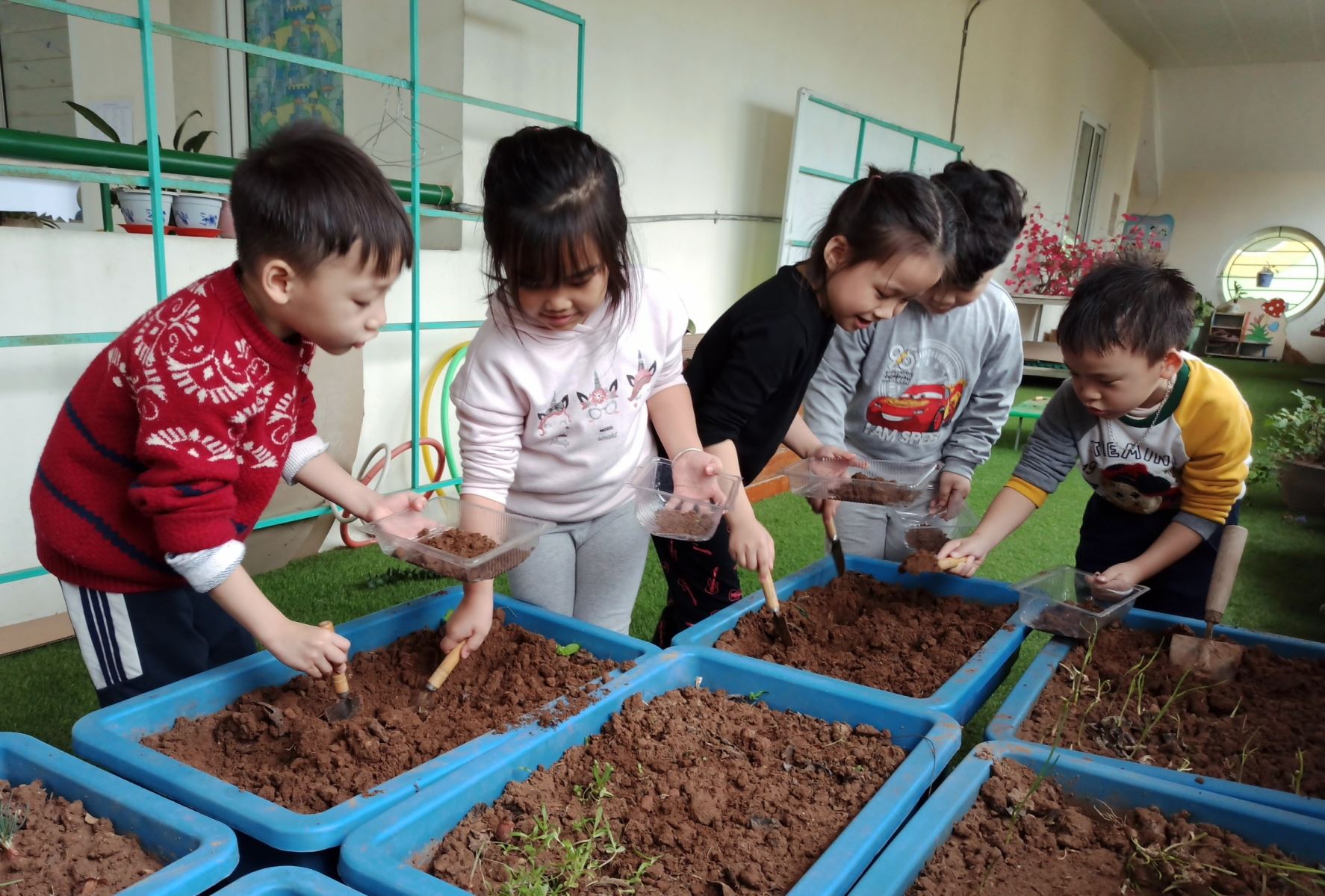 Mùa xuân là Tết trồng cây - Hãy cùng trồng cây với các bé lớp A1 nhé!