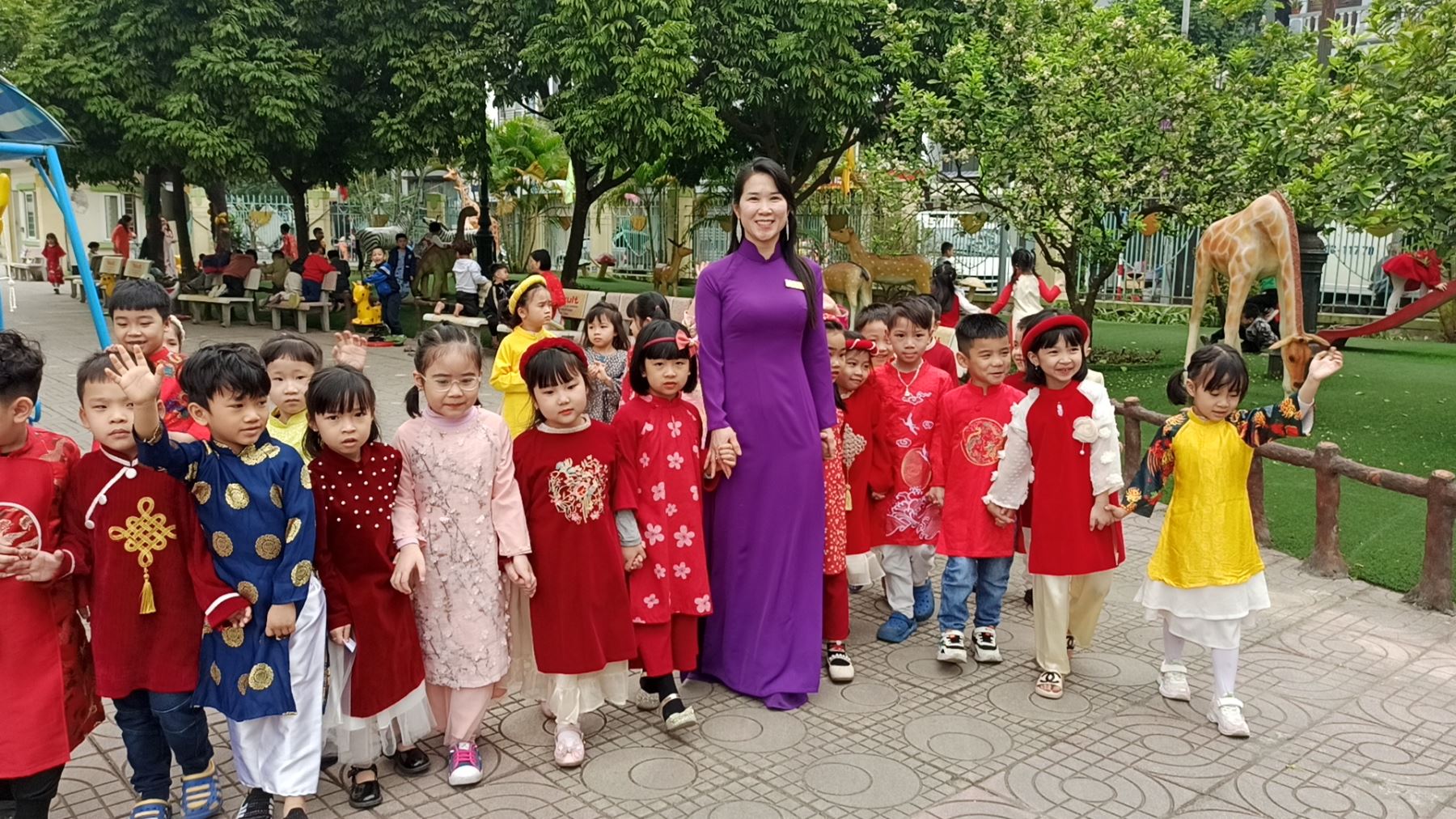 Cô giáo Hà Thị Thùy - P.BT chi bộ, P. Hiệu trưởng nhà trường bên các con học sinh thân yêu.