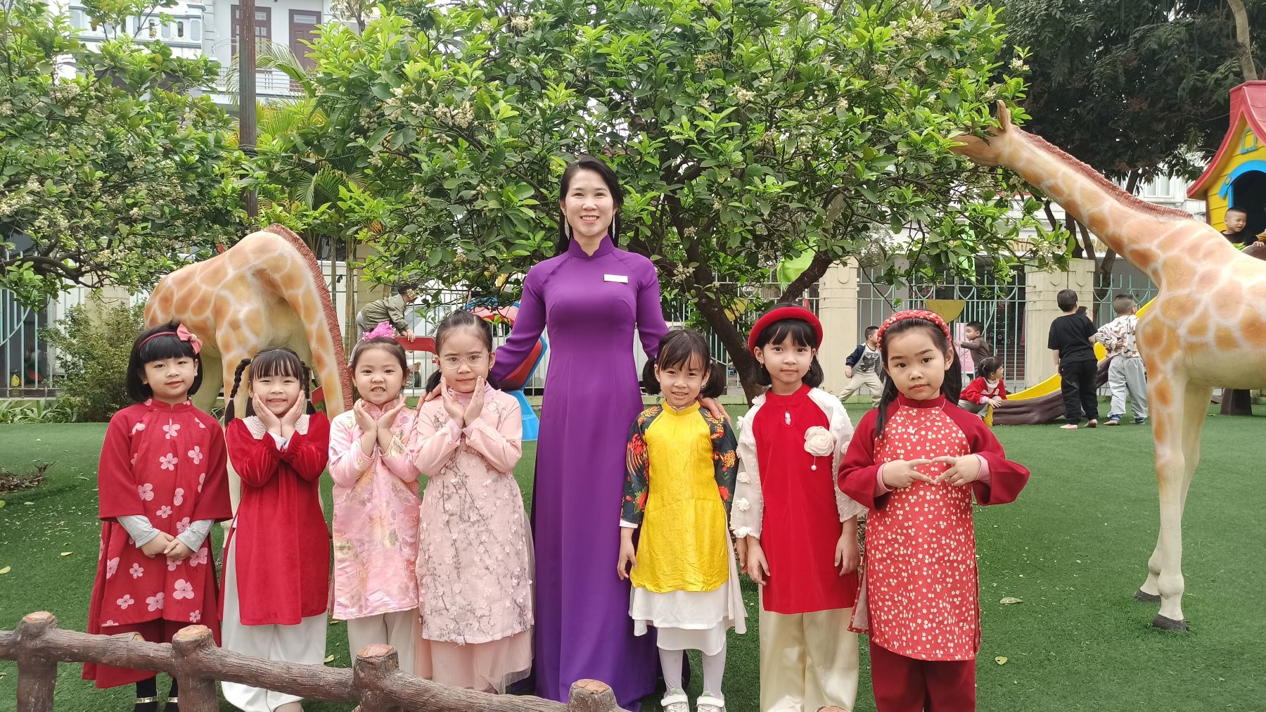 Cô giáo Hà Thị Thùy - P.BT chi bộ, P. Hiệu trưởng nhà trường bên các con học sinh thân yêu.