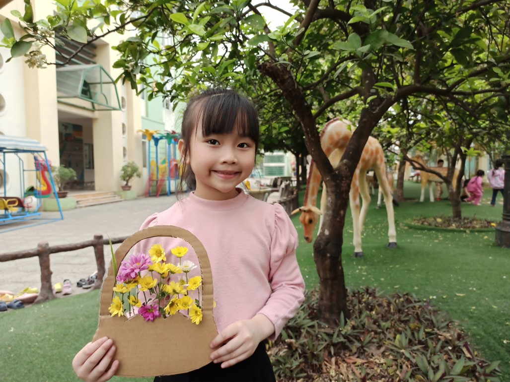 Bé Khánh Chi làm giỏ hoa tặng bà, tặng mẹ nhân ngày 8-3