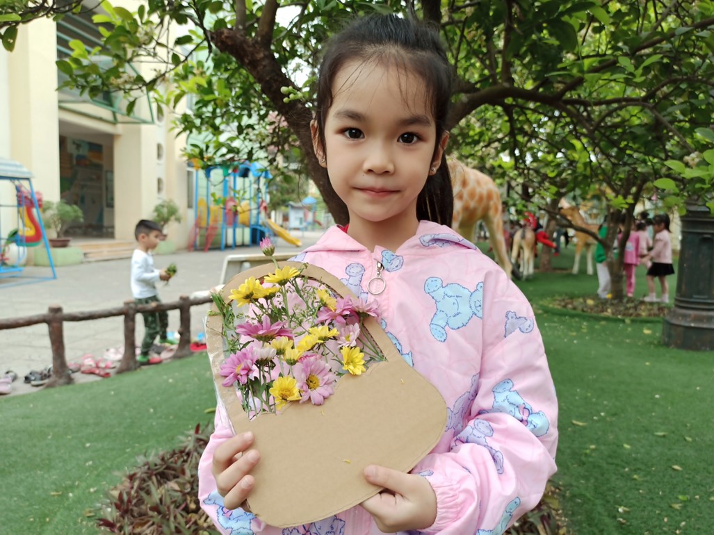 Bé Vy Lam làm giỏ hoa tặng bà, tặng mẹ nhân ngày 8-3