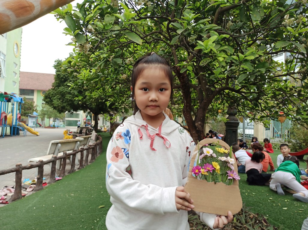 Bé Quỳnh Chi làm giỏ hoa tặng bà, tặng mẹ nhân ngày 8-3