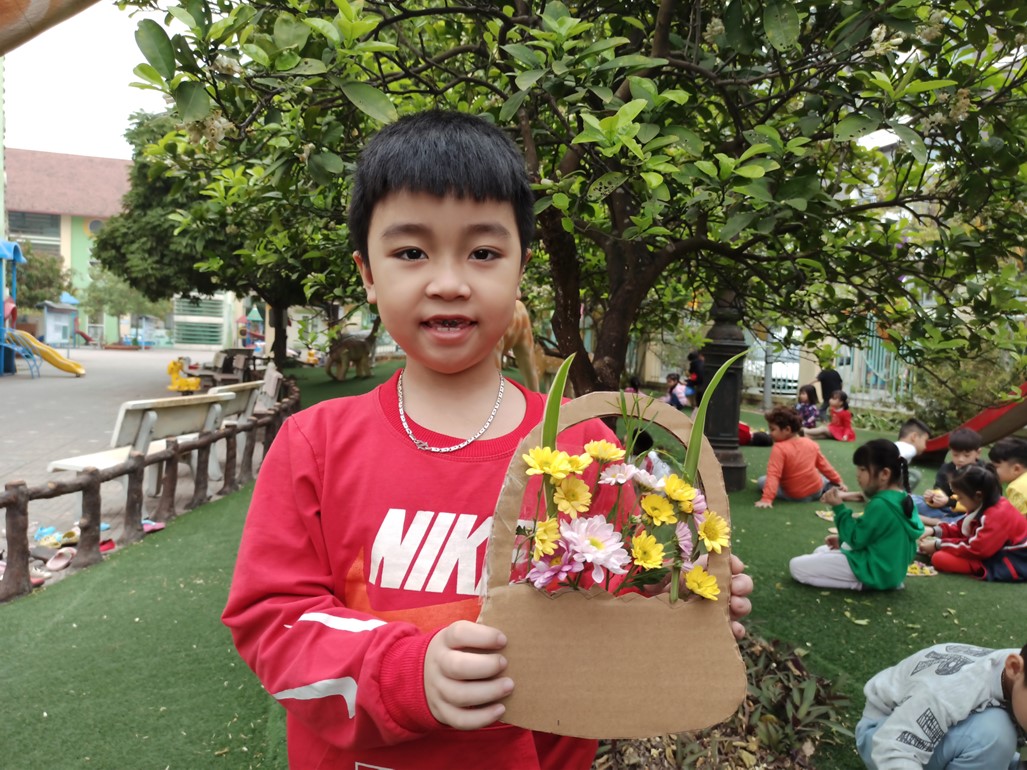 Bé Quang Minh làm giỏ hoa tặng bà, tặng mẹ nhân ngày 8-3