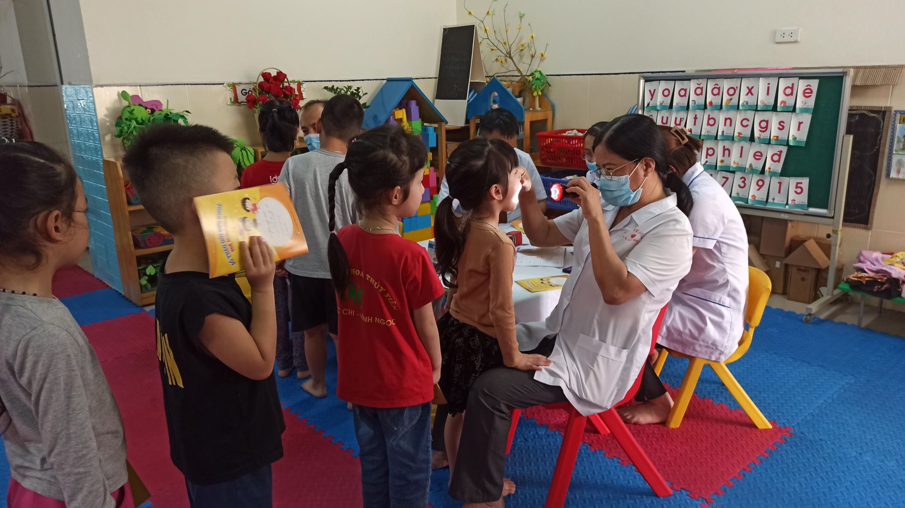 Các bé lớp MGL A1 được các bác sĩ tại trạm y tế phường khám sức khỏe định kỳ.