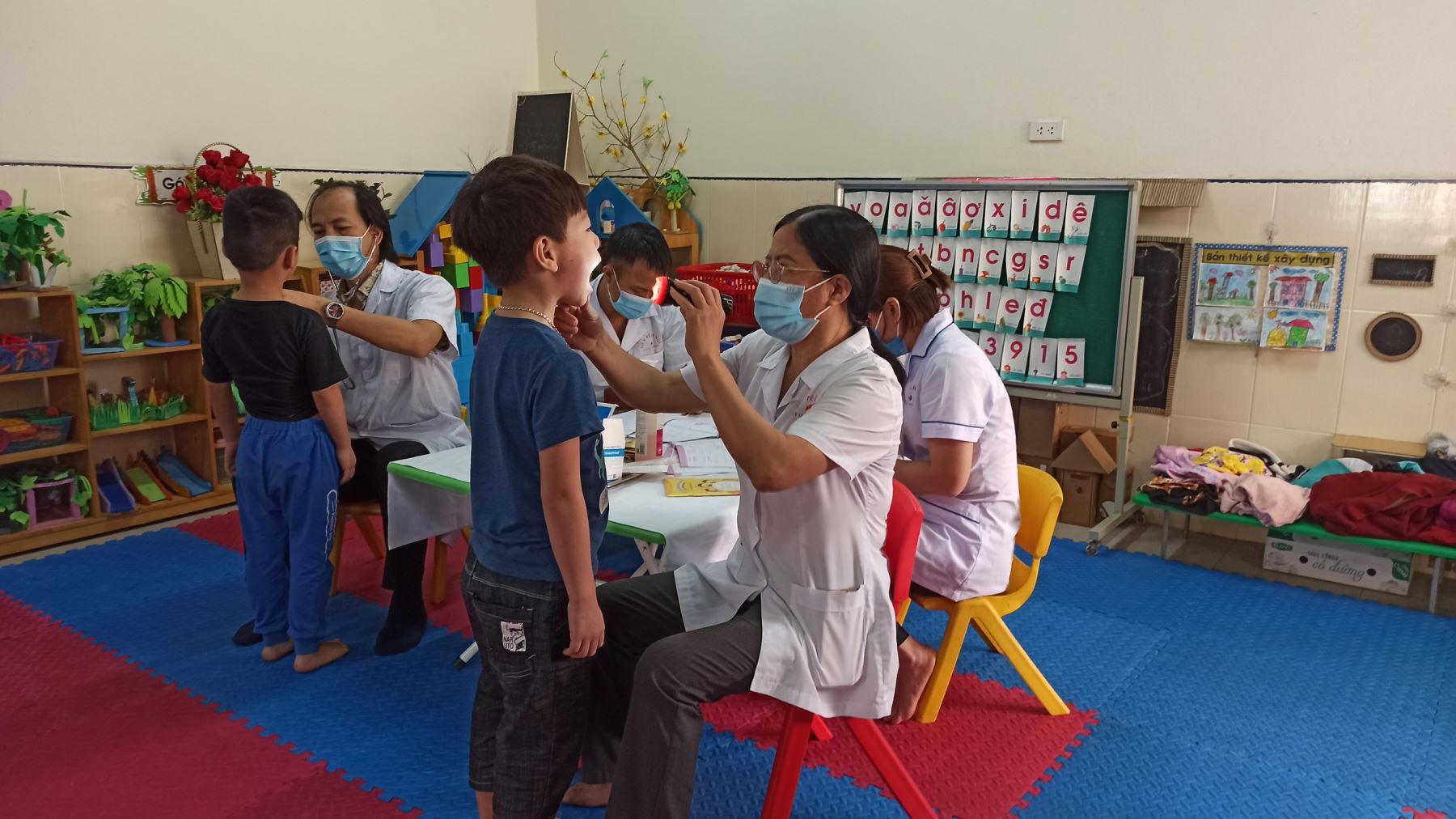 Các bé lớp MGL A1 được các bác sĩ tại trạm y tế phường khám sức khỏe định kỳ.