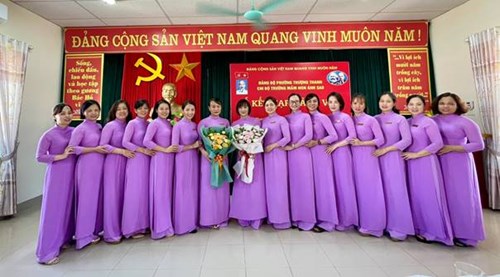 Lễ kết nạp Đảng viên mới cho hai quần chúng ưu tú Nguyễn Thị Thuỷ và Nguyễn Thị Hồng Nhung tại trường Mầm non Ánh Sao.
