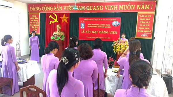 Lễ kết nạp Đảng viên mới 2 quần chúng ưu tú Nguyễn Thị Thuỷ, Nguyễn Thị Hồng Nhung năm 2022 - 2023