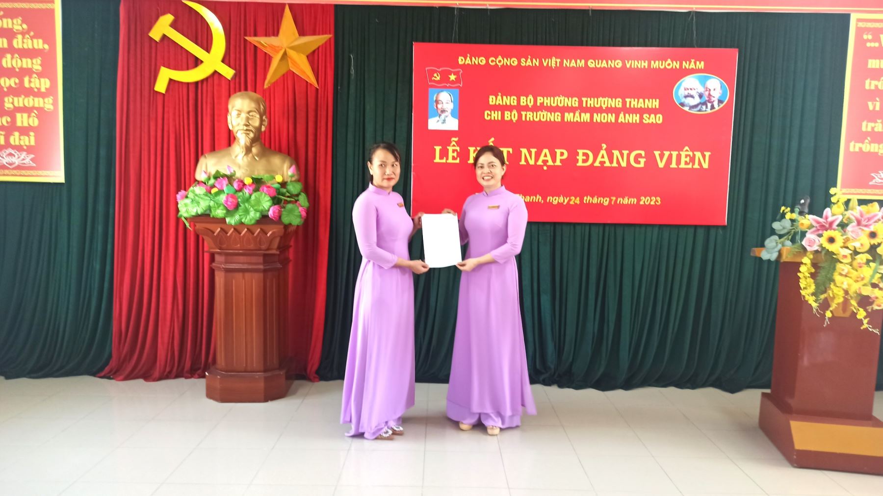 Lễ kết nạp Đảng viên mới 2 quần chúng ưu tú Nguyễn Thị Thuỷ, Nguyễn Thị Hồng Nhung năm 2022 - 2023